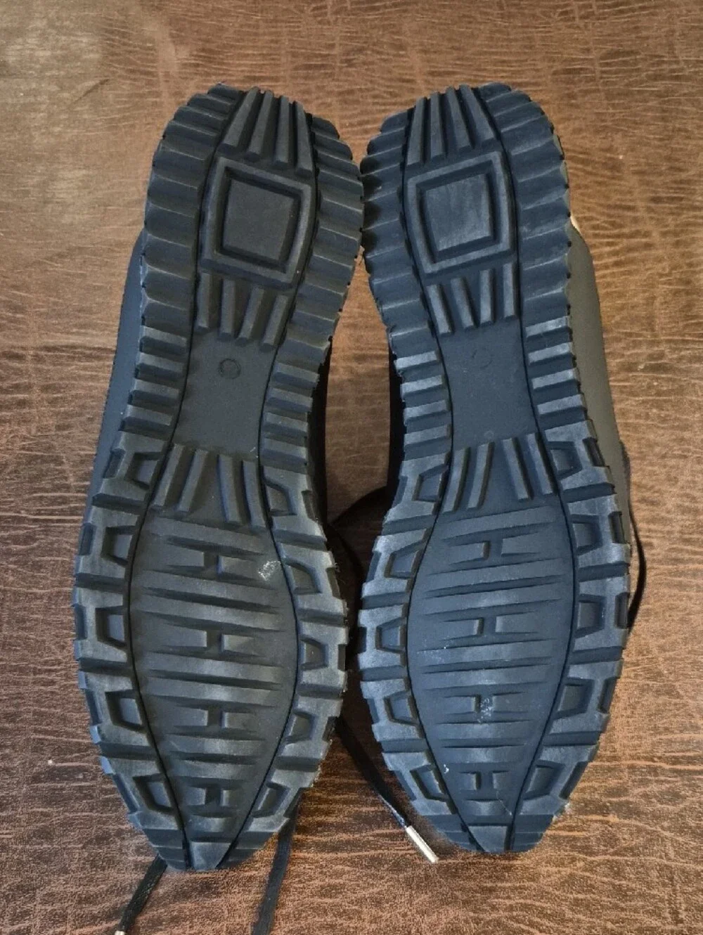 Vinci Leather Men's Black Sneakers with Metallic Gold Details